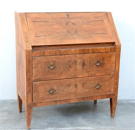 Ribalta a due cassetti lastronata in noce e radica di noce con specchiature...