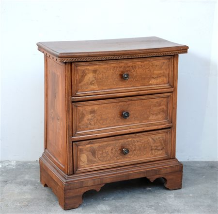 Antico comodino a tre cassetti decorati in radica intarsiati a motivi...