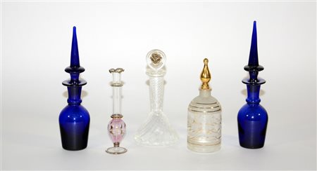 Lotto composto da cinque flaconi di bottiglie in vetro di diversa epoca