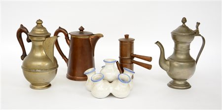 Lotto composto da cinque versatoi in metallo ed una tulipaniera in ceramica.