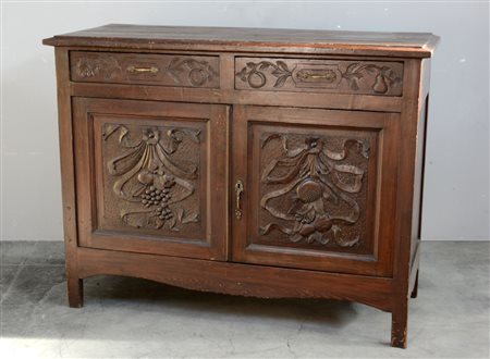 Credenza in legno dolce a due sportelli e due cassetti con pannelli...