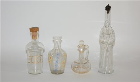 Lotto composto da quattro fra brocche e bottiglie di diversa epoca e decoro