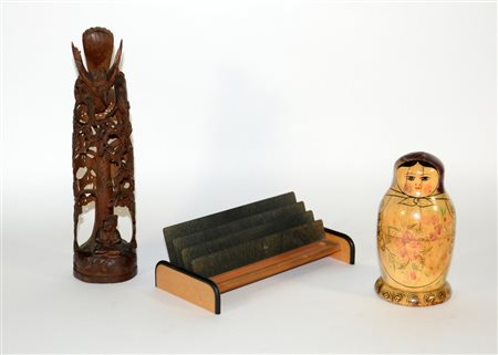 Lotto composto da una matrioska, una scultura in legno raffigurante un...