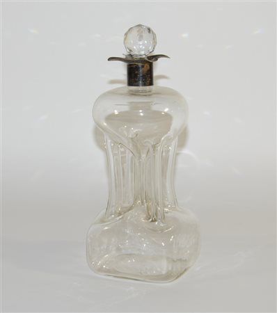 Bottiglia in vetro incolore e corpo schiacciato, ghiera in argento con...