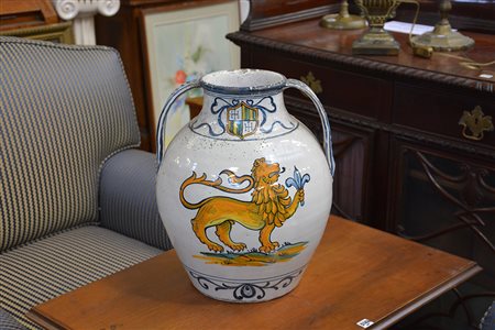Vaso biansato in terracotta, decorato in policromia a stemma nobiliare e...