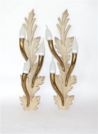 Coppia di applique a tre luci con sostegno in legno dolce intagliato a foglie...