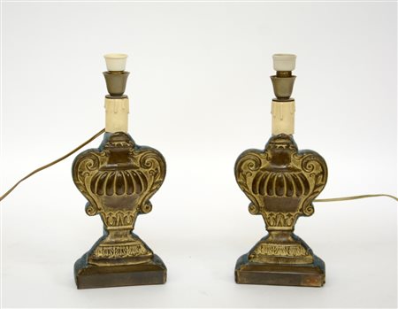 Coppia di portapalme in metallo sbalzato montati a luce elettrica in epoca...