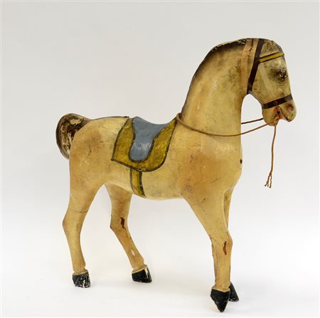 Cavallo in materiale plastico laccato in policromia (difetti)