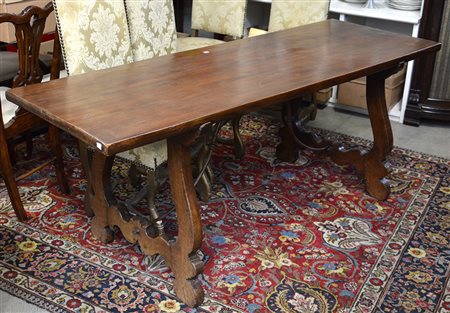 Tavolo fratino, di forma rettangolare, con gambe a lira unite da traverse in...