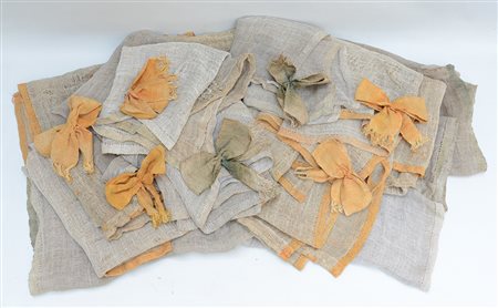 Lotto composto da diciassette tende di misuri e decori diversi, unite a...