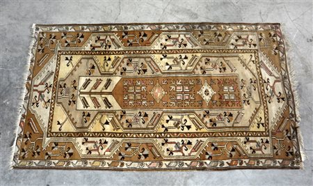 Tappeto Kars, Anatolia secolo XX. Disegno a preghiera nei toni del nocciola,...