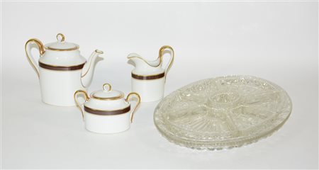 Lotto composto da un'antipastiera ovale in cristallo molato e una teiera,...