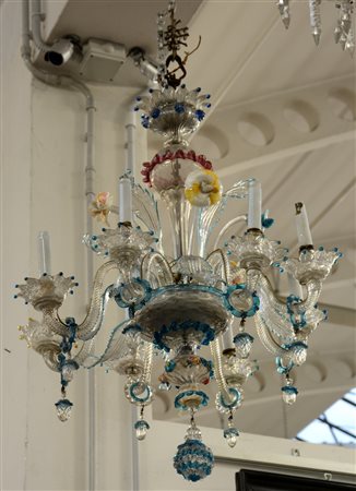 Manifattura di Murano. Lampadario a otto luci in vetro policromo decorato a...