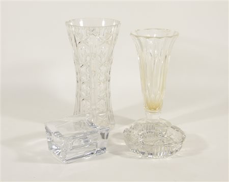 Lotto composto da due vasi portafiori e due posaceneri in vetro e cristallo...