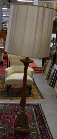 Portacero montato a luce elettrica in legno intagliato e laccato con...