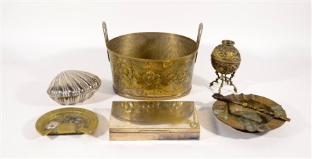 Lotto composto da un cestello, una scatola, due posaceneri, tre oggetti...