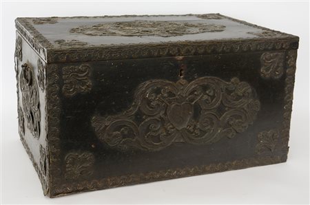 Antica cassetta in legno decorato con applicazioni in metallo a volute e...