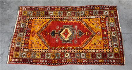 Tappeto MakrÏ, Anatolia inizio secolo XX. Disegno a doppia nicchia con...