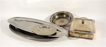 Lotto composto da due piatti ovali, una scatola, un piatto tondo e una...