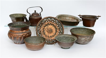 Lotto composto da otto contenitori, una teiera e un piatto in rame, di decori...