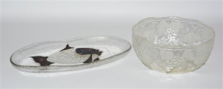 Lotto composto da un vassoietto ovale in vetro e lamina d'argento decorato...