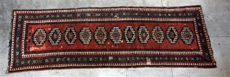 Tappeto Passatoia Karabagh, Caucaso inizio secolo XX. Disegno con fila di Gul...