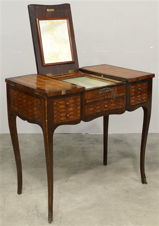 Toilette lastronata, filettata e intarsiata a motivi floreali e rombi. Piano...