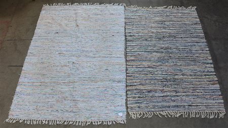 Lotto di due tappeti moderni di misure diverse, decorati nei toni del blu,...