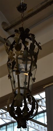 Lanterna ferro battuto e dorato decorato a foglie e fregi (h cm 80) (difetti...