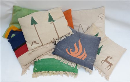 Lotto composto da otto cuscini con decori e misure diverse (difetti)...