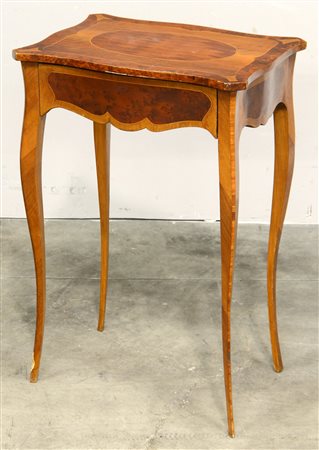 Tavolino rettangolare lastronato in radica con piano filettato ad un cassetto...