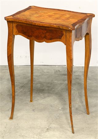 Tavolino rettangolare lastronato in radica con piano filettato ad un cassetto...