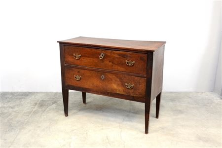 ComÚ in noce a due cssetti sul fronte, piedi rasremati. Inizio sec. XIX (cm...