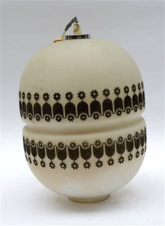 Lampada a sospensione in vetro incamiciato opalino a decoro floreale. Italia,...