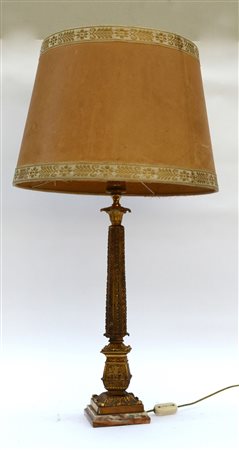 Lampada da tavolo in metallo dorato decorata a racemi, base in pietra dura (h...