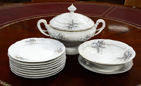 Parte di un servizio da tavola composto da otto piatti piani e uno fondo,...