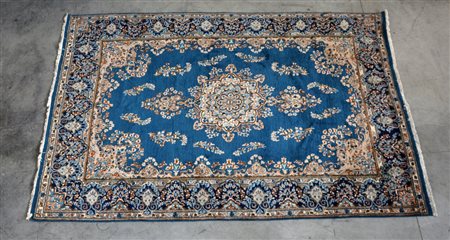 Tappeto persiano secolo XX, disegno a medaglione azzurro su fondo blu (cm...