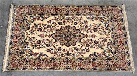 Tappeto Tabriz, Persia secolo XX. Annodato in lana e seta. Disegno a...