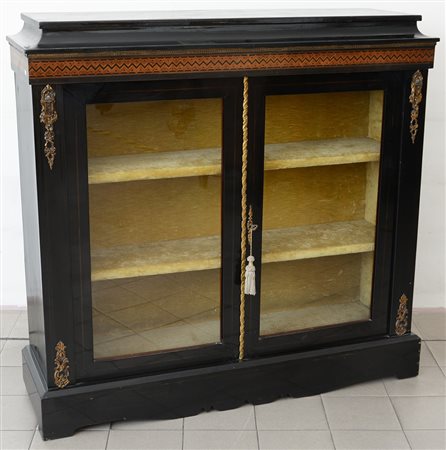 Credenza in legno ebanizzato con fascia intarsiata a motivi geometrici e due...