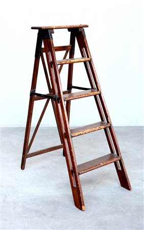 Scala pieghevole in legno dolce con finiture in ferro. Fine sec. XIX (h. cm 116)