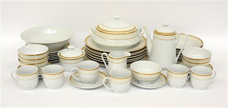 Lotto composto da parte di servizio in porcellana composto da teiera,...