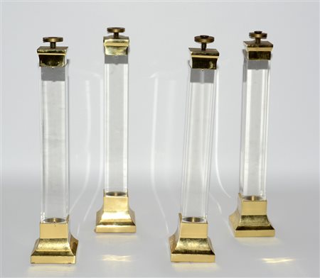 Gruppo di Quattro gambe per tavolino a forma di colonna a forma di colonna in...