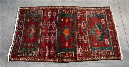 Tappeto Konia, Anatolia inizio secolo XX. Disegno a tre cartigli e Gul...