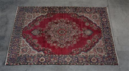 Tappeto Burl˘, Anatolia secolo XX. Disegno floreale con medaglione policromo...