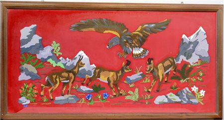 Grande pannello in lana su fondo rosso raffigurante un paesaggio montano con...