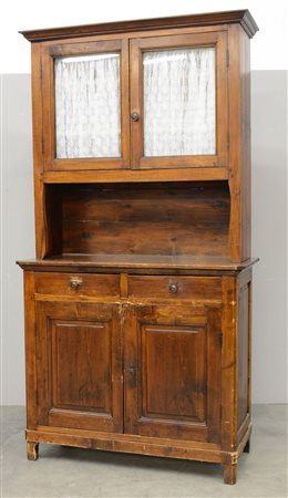 Credenza a due corpi in legno dolce, parte superiore a due ante a vetri,...