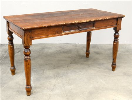 Tavolo rustico da cucire rettangolare ad un cassetto nella fascia. Piedi...