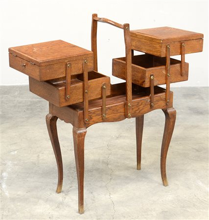 Mobiletto portacucito in rovere con gambe sagomate