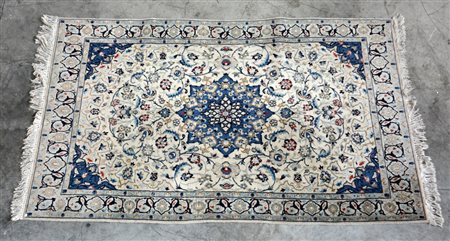 Tappeto Naim, Persia secolo XX. Disegno a medaglione azzurro su fondo bianco,...