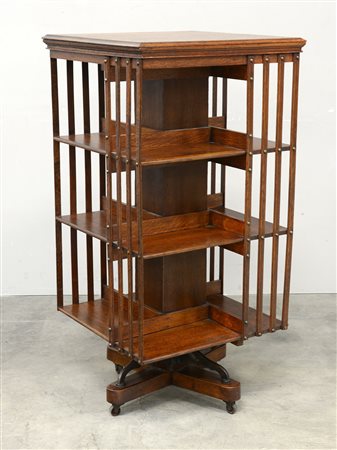 Libreria girevole in rovere con montanti decorati a listelle, piedini muniti...